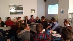 Volles Haus in der Kiezkantine bei unserer Mitgliederversammlung mit Claudia Dantschke von HAYAT-Deutschland.