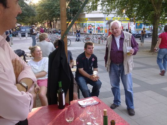 Manfred Moldenhauer am Jusostand auf dem Helmholtzplatz